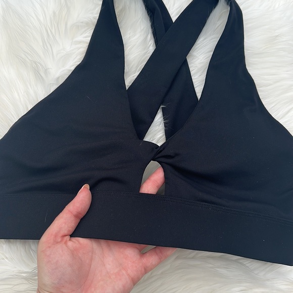Fabletics twist front cut out black sports bra - Picture 4 of 6